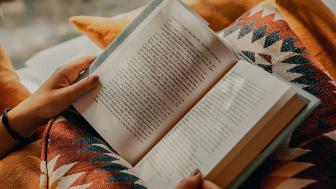 Why do successful people advise reading for at least 20 minutes each day