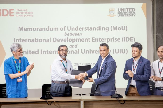 photo_of_mou_signed_between_ide_and_uiu