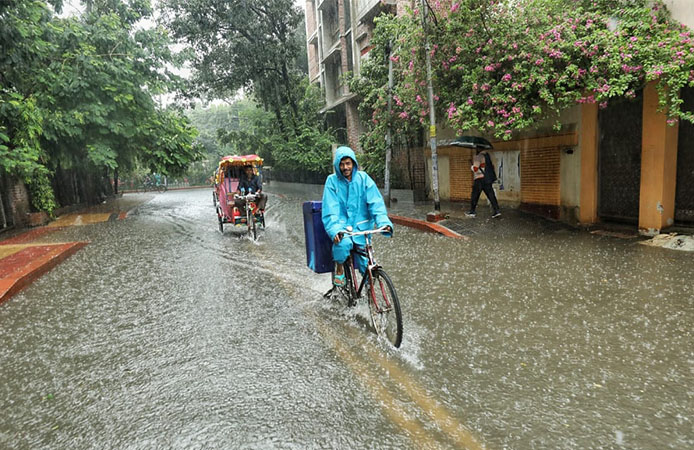 All smiles amid rainfall in Dhanmondi, Dhaka on 26 June 2024. Photo: Rajib Dhar