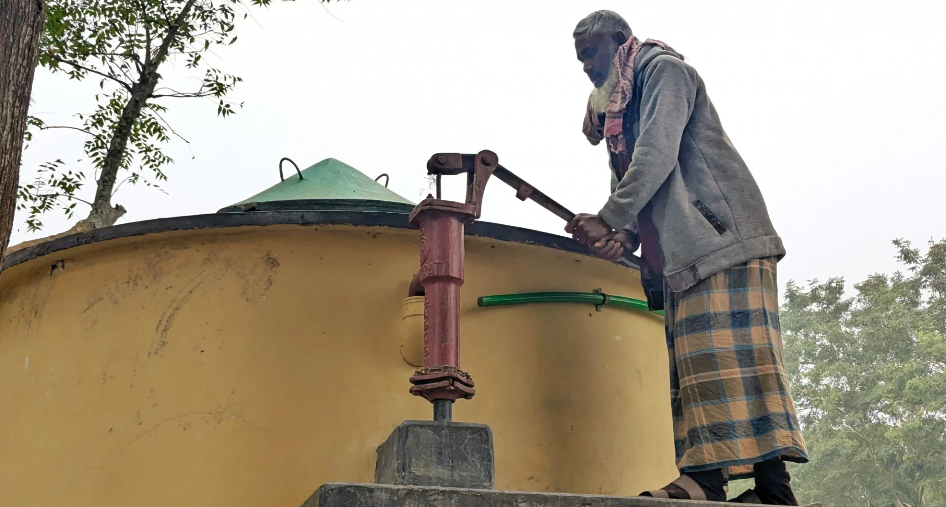 oldman_pressing_tube-well_2