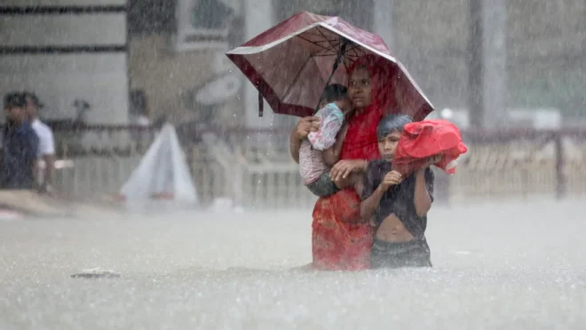 2022-06-18T115028Z_767422988_RC28UU90B5Z2_RTRMADP_3_BANGLADESH-FLOODS