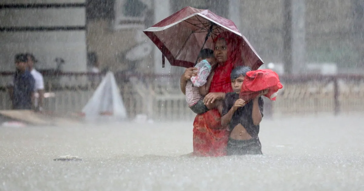 2022-06-18T115028Z_767422988_RC28UU90B5Z2_RTRMADP_3_BANGLADESH-FLOODS