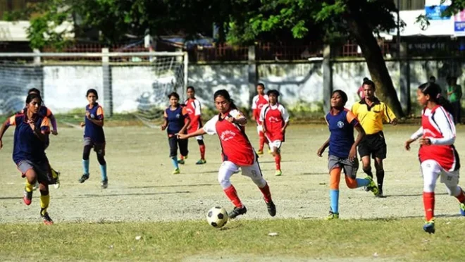 girls_playing_football
