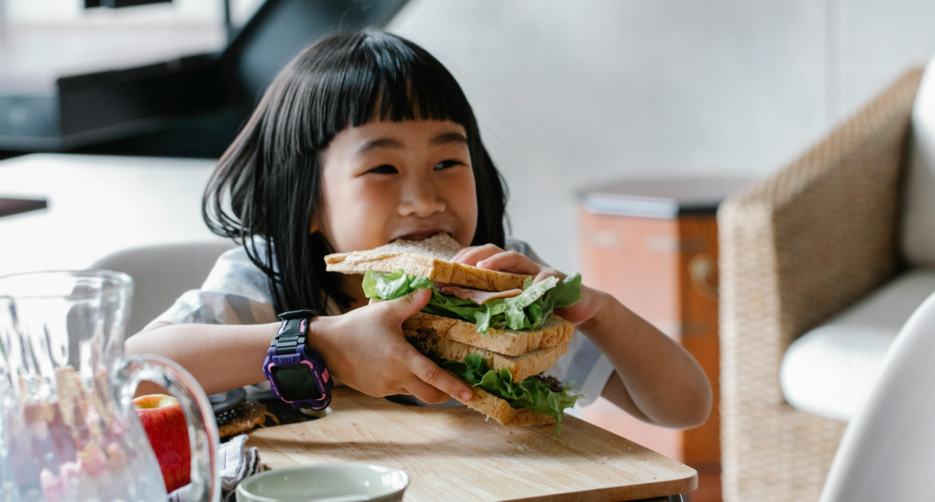 Kid chewing food