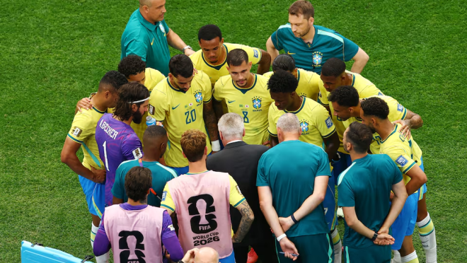 FIFA World Cup 2026 – Round of 32 – Brazil v Japan – Houston Stadium, Houston, Texas, U.S. – June 29, 2026 Brazil coach Carlo Ancelotti speaks to his players during the first half hydration break REUTERS/Pedro Nunes