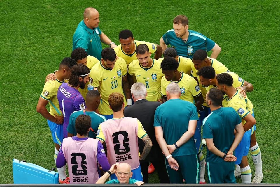 FIFA World Cup 2026 – Round of 32 – Brazil v Japan – Houston Stadium, Houston, Texas, U.S. – June 29, 2026 Brazil coach Carlo Ancelotti speaks to his players during the first half hydration break REUTERS/Pedro Nunes