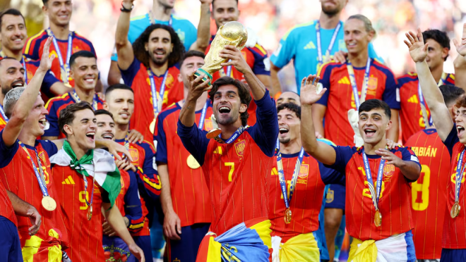 Spain v Argentina – New York/New Jersey Stadium, East Rutherford, New Jersey, U.S. – July 19, 2026 Spain’s Ferran Torres lifts the trophy with teammates after winning the World Cup REUTERS/Kai Pfaffenbach