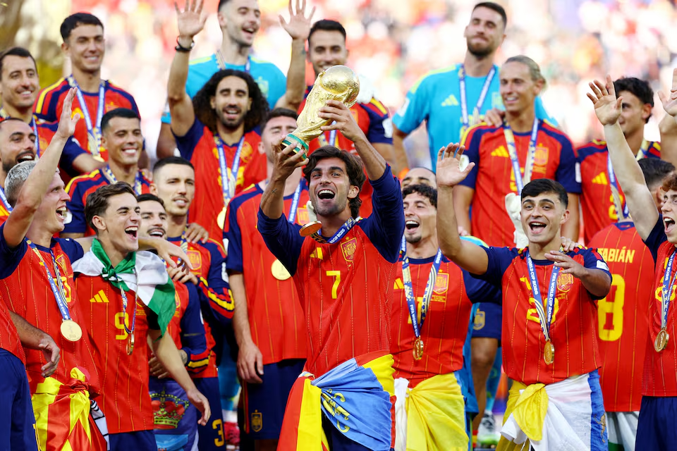 Spain v Argentina – New York/New Jersey Stadium, East Rutherford, New Jersey, U.S. – July 19, 2026 Spain’s Ferran Torres lifts the trophy with teammates after winning the World Cup REUTERS/Kai Pfaffenbach