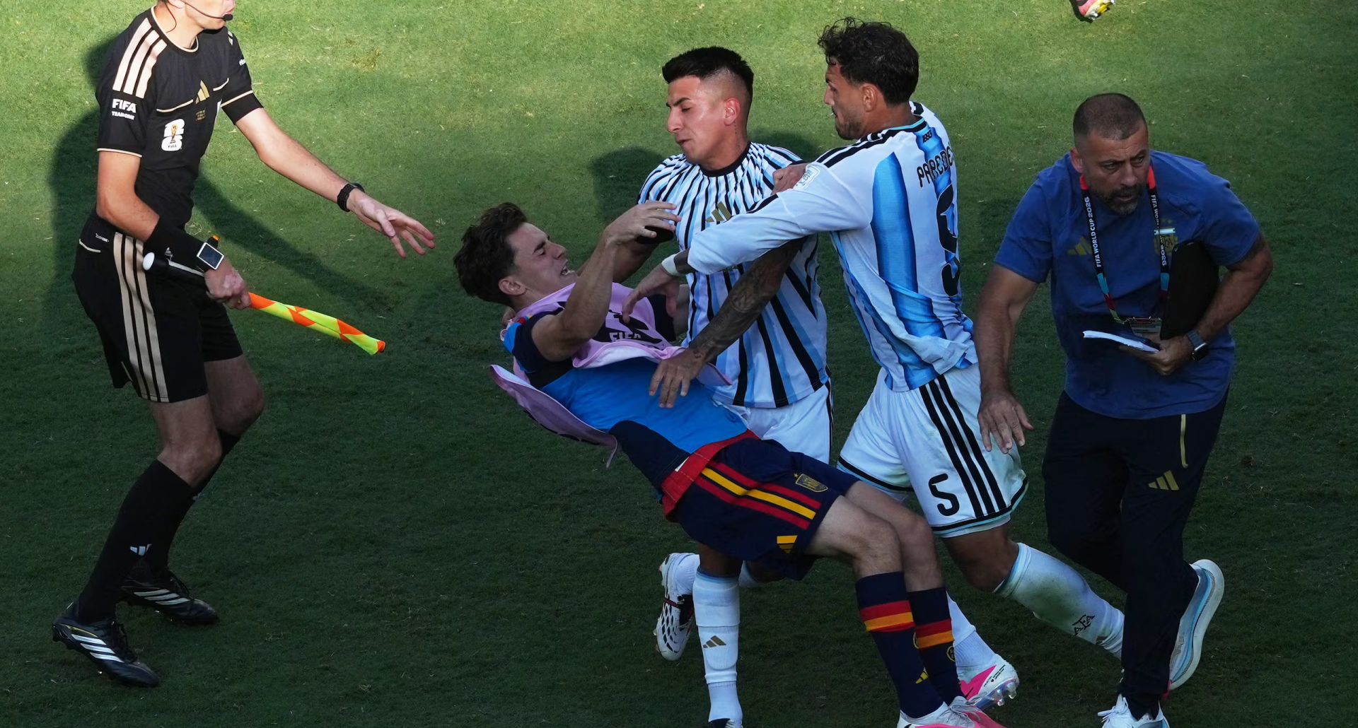 Argentina’s Leandro Paredes collides with Gavi after the 2026 FIFA World Cup final against Spain ends on the 20th in East Rutherford, New Jersey, USA. /Reuters-Yonhap