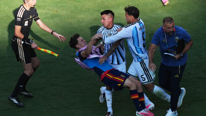 Argentina’s Leandro Paredes collides with Gavi after the 2026 FIFA World Cup final against Spain ends on the 20th in East Rutherford, New Jersey, USA. /Reuters-Yonhap