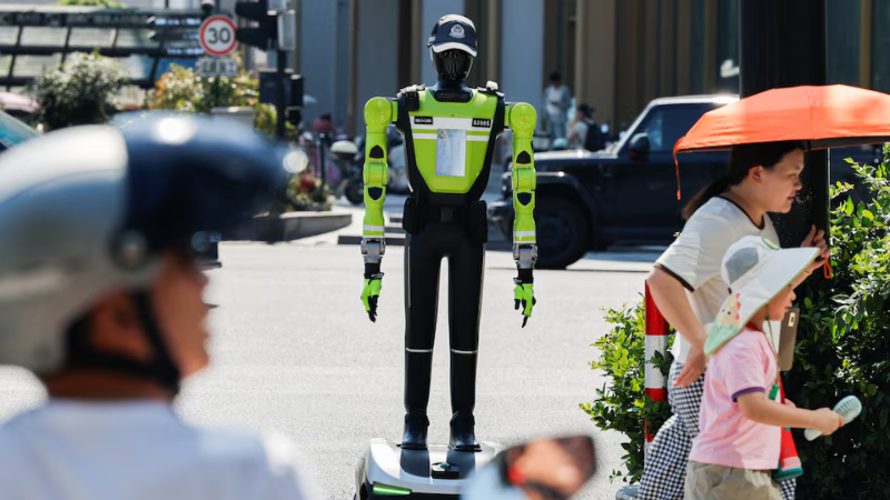 China_puts_robocops_on_traffic_duty_minus_the_arrest_powers