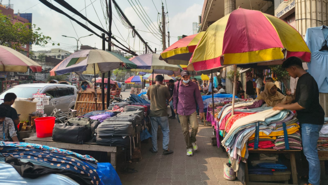 Vendors reoccupy the footpath in front of Priyangon Shopping Centre on 22 April 2026, leaving pedestrians with almost no space to walk. Despite recent coordinated eviction drives across eight DMP divisions, many return out of economic necessity. Photo: Subrata Chanda/TBS