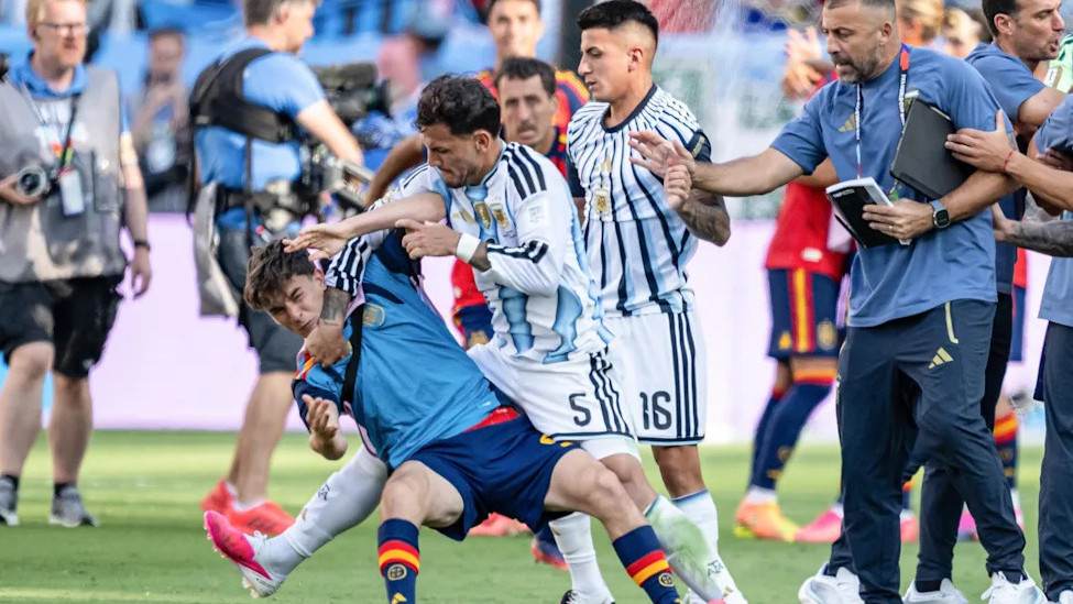 leandro_paredes_clashes_with_spains_gavi